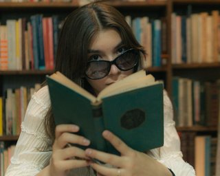 Тут якась таємниця: чому люди люблять читати книги про таємні спільноти, приховані символи та змови