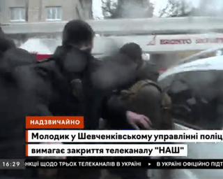 Невідомі побили журналіста телеканалу "Наш" у прямому ефірі (відео)