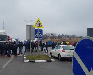 Из-за "евробляхеров" затруднено движение через 7 пунктов пропуска на границе, - ГСЧС