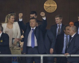 Янукович: Вчера украинские футболисты дали нам надежду
