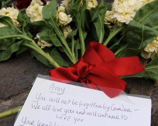 Поклонники завалили цветами двери дома Эми Уайнхаус