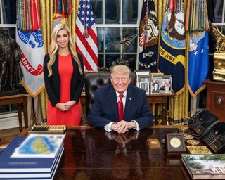 Колишня прессекретарка Трампа знову опинилася в центрі скандалу: випадково підставила свого ексроботодавця