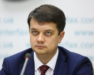 "Слуги народу" почали збирати підписи за відставку Разумкова в Трускавці (відео)