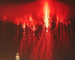 Над Францией вспыхнуло красное небо: какое редкое явление поразило очевидцев