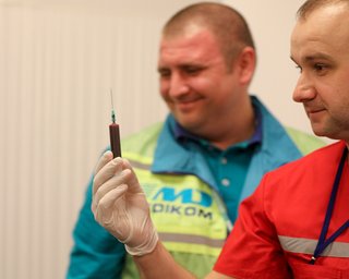 Анализы – так анализы. Как Порошенко и Зеленский сдавали кровь в прямом эфире