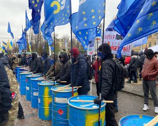 Распитие чая и игра на "барабанах". Что происходит на митинге в поддержку Порошенко под судом (фото)