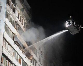 РФ ударила дроном по многоэтажке в Киеве: есть погибшие и раненые (фото, видео)