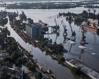 Количество погибших растет: спасатели показали, как справляются с последствиями подрыва Каховской ГЭС (фото)
