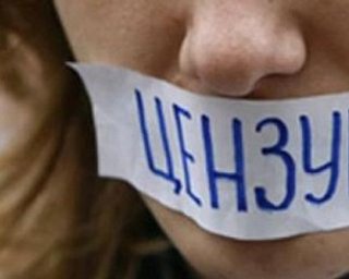 Протестующие против законопроекта о клевете принесли под Верховную Раду колючую проволоку и лапти