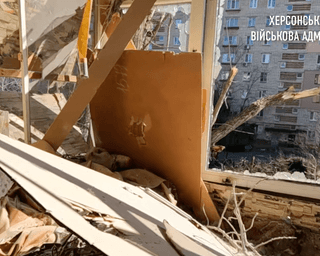 Росіяни обстріляли Херсон артилерією: постраждала літня жінка, — ОВА (відео)