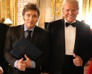 Президент Аргентины Хавьер Милей и Сильвестр Сталлоне посетили пышную вечеринку Трампа (фото)