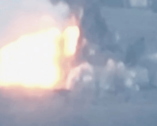"Полум'яні привіти": HIMARS на лівобережжі Херсонщини знищив склад БК росіян (відео)