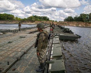 Біля Херсона можна побудувати кілька понтонних переправ, — політолог