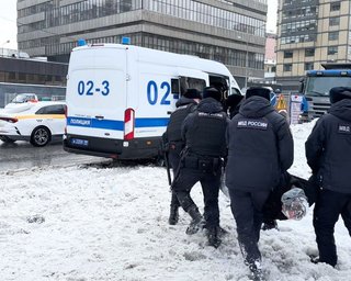 Вышли с плакатами "убийца": в РФ жестко задерживают участников акций памяти Навального (фото)