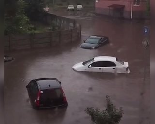 Шторм в Одесі: дороги затопило, рух транспорту обмежено (відео)