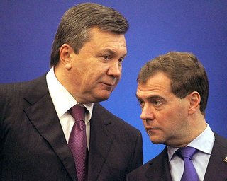 Медведеву и Януковичу подарили на память о Донбассе одинаковые скульптуры из соли