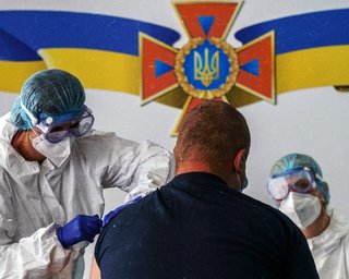 В Минздраве составили перечень профессий для обязательной вакцинации от COVID-19