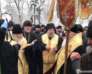 Под Радой прихожане УПЦ МП требуют не переименовывать их церковь