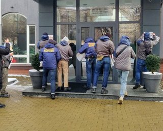 "Національний корпус" обклеїв офіс каналу NewsOne наклейками з побитим "ватником"