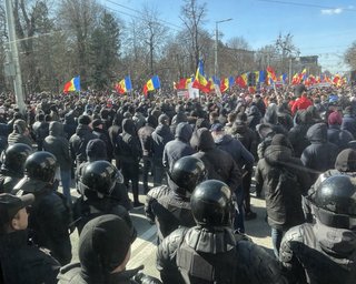 Полиция Молдовы взялась за организаторов массовых беспорядков: арестованы 7 человек (фото)