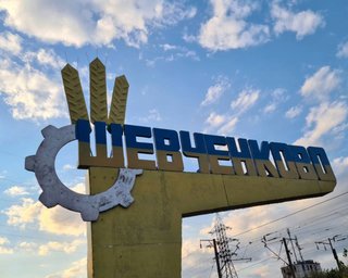 Ні сліду від окупантів: мешканці звільненого Шевченкового перефарбували стелу в рідні кольори (фото)