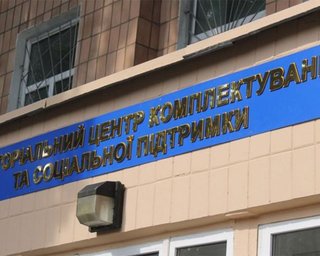 Поліція відкрила справу: чоловік, який випав із вікна Ужгородського ТЦК, помер у лікарні