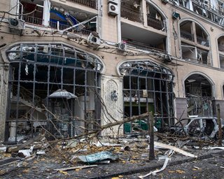 Дипустанови низки країн постраждали внаслідок ранкової атаки РФ на Київ, — МЗС (фото, відео)