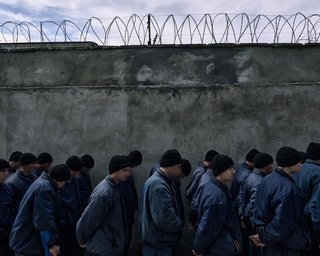 "Перевищують стандарти": у ГУР розповіли, в яких умовах утримують полонених росіян (відео)