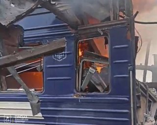 Росіяни вдарили по пасажирському поїзду в Шостці: постраждали десятки людей (відео)