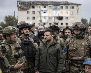 На тлі скарг росіян на прорив: Зеленський зустрівся з військовими на Херсонщині (відео)