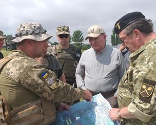 Кучма на месте разведения сил возле Станицы Луганской назвал главные национальные интересы Украины