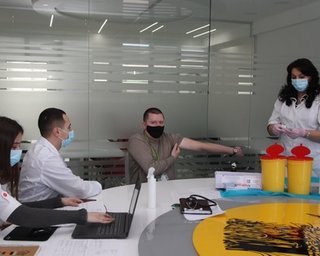 В Тернопольской области сотрудников частных компаний вакцинировали вне очереди (фото)