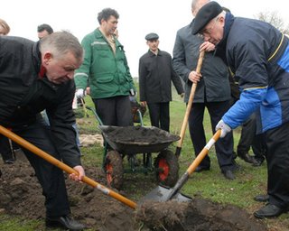 Предприниматели подарят Азарову ко Дню рождения лопату