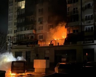 Взрыв, пожар и завалы: дроны РФ вновь атаковали Умань, есть спасенный из-под обломков (фото)
