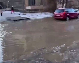 Затопило декілька кварталів: у Києві прорвало трубу біля метро "Політехнічний інститут" (відео)