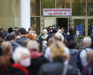 "Большой наплыв": в Киеве меняют алгоритм работы центра вакцинации от COVID-19