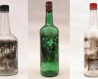 Художник рисует картины дымом внутри стеклянных бутылок
