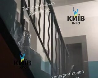 Дощі та водоспади в під'їздах: у мережі показали наслідки прориву труб у Києві (відео)
