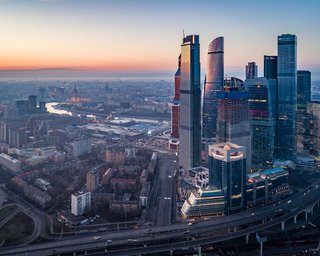 В "Москва-Сити" звучат сирены: в высотке отключили лифты и начали эвакуацию (видео)