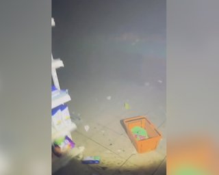 Появились кадры изнутри ТЦ в Кременчуге после попадания российской ракеты (видео)