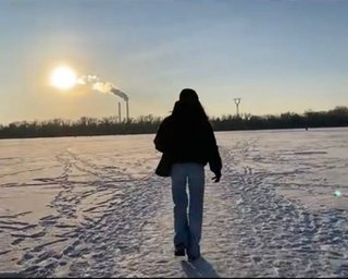 Йшли пішки по замерзлому Дніпру: киянки перейшли на інший берег міста під час тривоги (фото)