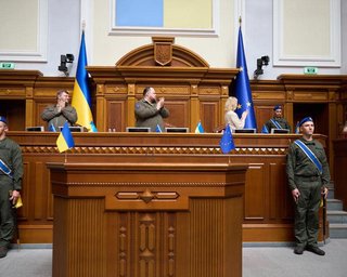 "Історична мить": до сесійної зали Ради урочисто внесли прапор Євросоюзу (відео)