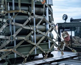 Первая партия помощи от США поступит за "несколько дней": какое оружие могут поставить