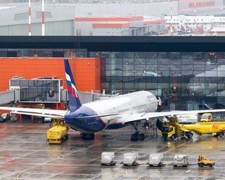 Вибухи та сирени в Москві: аеропорти зупинили роботу через атаку БпЛА (відео)