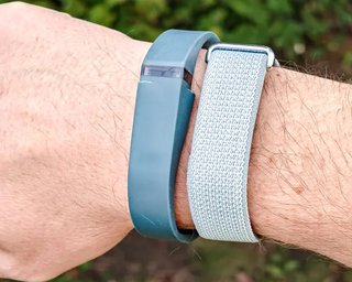 Fitbit Air (2026) против Fitbit Flex (2013): сравнение фитнес-трекеров с разницей в 13 лет (фото)