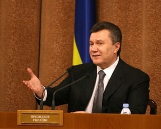 Янукович поздравил Кличко с победой над Чемберсом