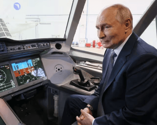 Вышел на публику: Путина застукали за странным занятием в самолете (фото)