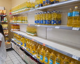 "Товар знищила Росія": в українських супермаркетах порожніють полиці (фото)