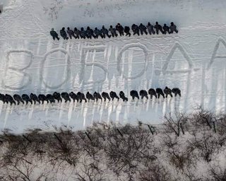 У Москві поліція затримала 20 художників, які охороняли слово "Свобода" в костюмах ОМОНу