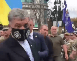 В День незалежності України Порошенко облили зеленкою в центрі Києва (відео)